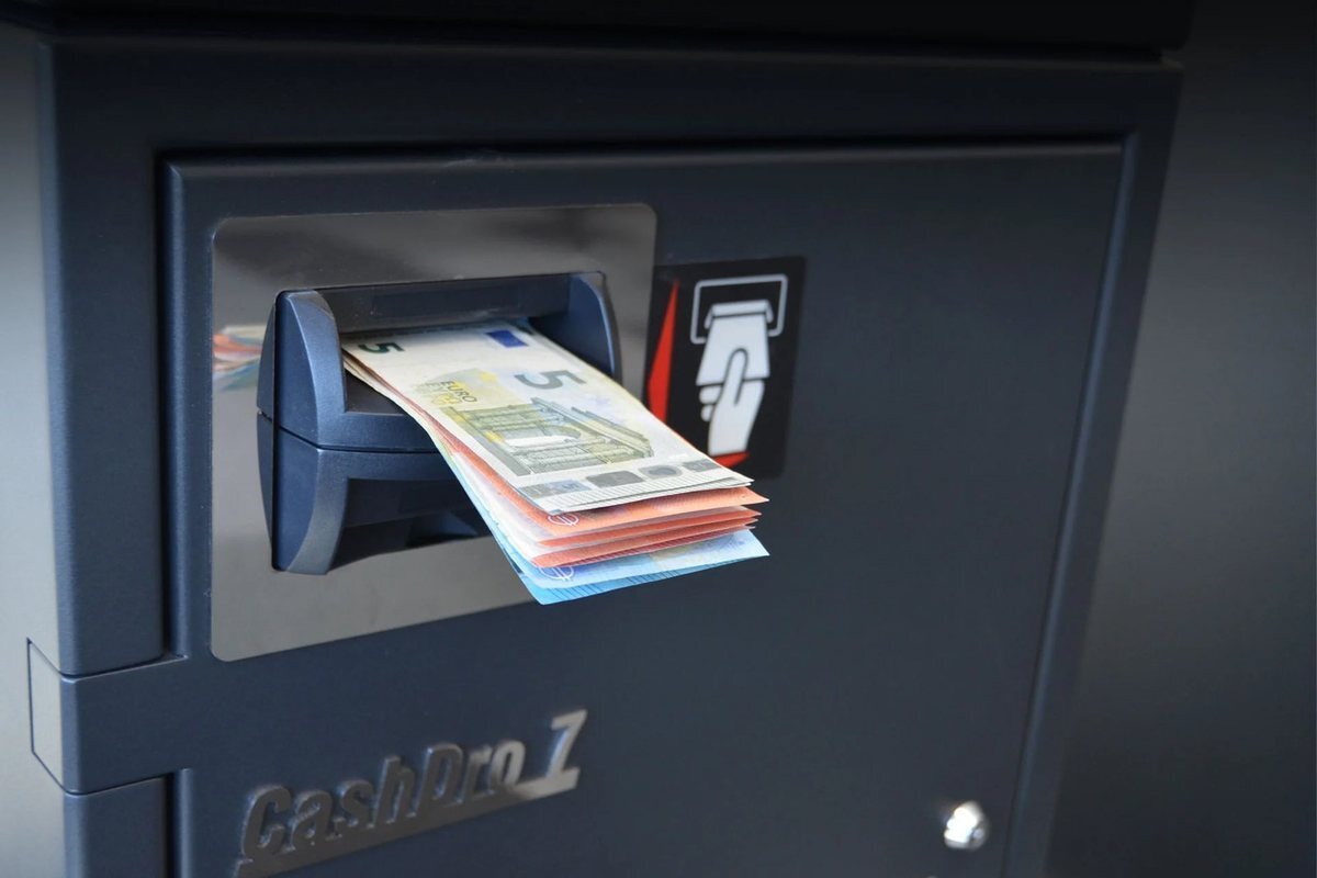 Des billets de banque sont insérés dans une cash machine CashDro