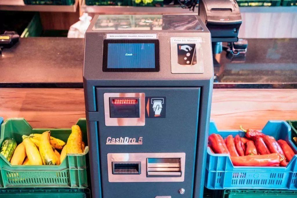 Cash machine CashDro sur le comptoir d'un magasin de fruits et légumes